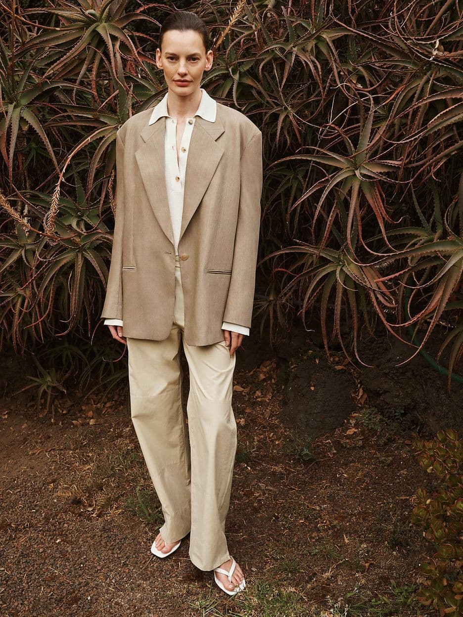 Sastrería relajada — tejidos fluidos y siluetas desenfadadas